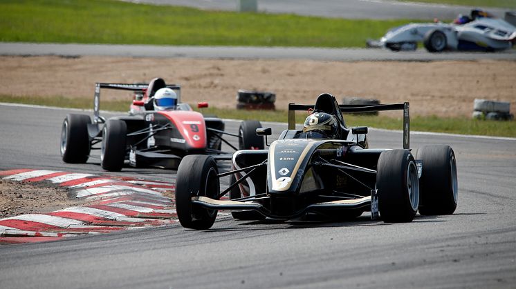 Dubbelseger för Erik Johansson i Formel Renault 1,6 i Falkenberg