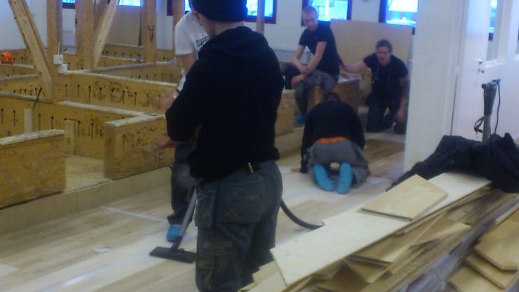 Golvläggarelever har lektion på Stockholms Byggtekniska Gymnasium 