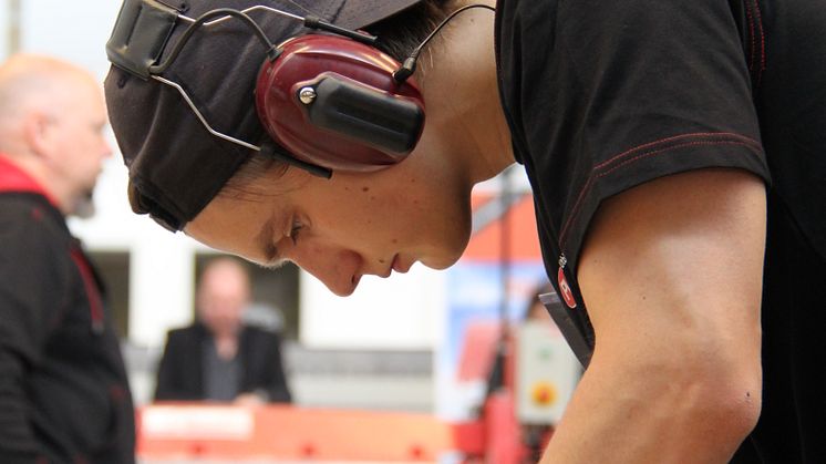 Jakob Jansson i arbete under finalen, "SM för unga plåtslagare 2013".