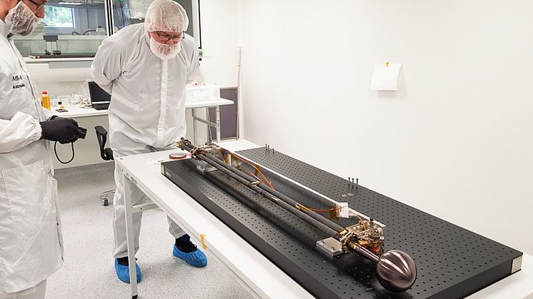I det svenskledda instrumentpaketet Radio & Plasma Wave Investigation, RPWI, ingår bland annat fyra langmuirsonder på tre meter långa bommar till rymdmissionen JUICE (Jupiter ICy moons Explorer). Foto: IRF