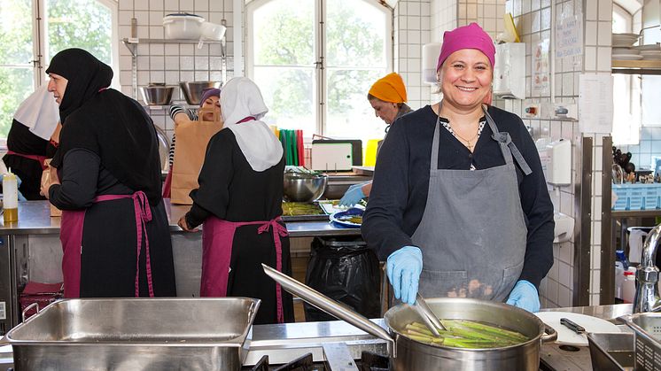 Manal Farouk Bahnam förbereder sparris till dagens middagskassar.