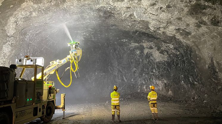 Arbete med sprutbetong i det utsprängda bergrum som ska bli den nya tunnelbanestationen för blå linje 70 meter under Gullmarsplan. Bild: OHLA