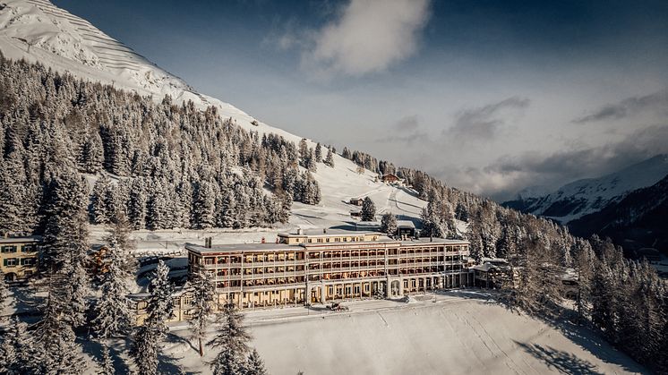 ST_Schatzalp-Snow-+-Mountain-Resort-exterior-view-winter_(c)Schatzalp Snow & Mountain Resort.jpg