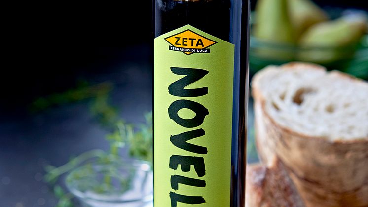 Årets Zeta Novello guldgrönt skimrande med lätt pepprighet