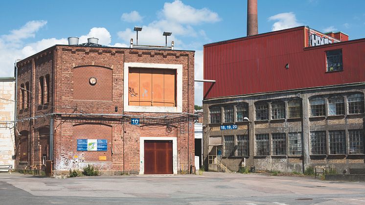 Byggnad 10 till vänster i bild 