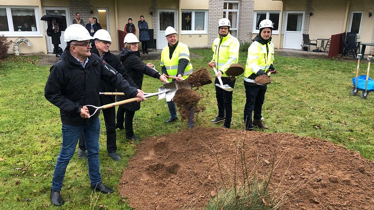 Tomas Söreling, oppositionsråd, Lars Rosander, kommunalråd, Maria Phil, verksamhetschef Hultfreds kommun, Pär Jonasson, förvaltare Riksbyggen, Jonas Eliasson, arbetschef Dynacon och Jim Ferreira Axelsson, projektchef Dynacon.