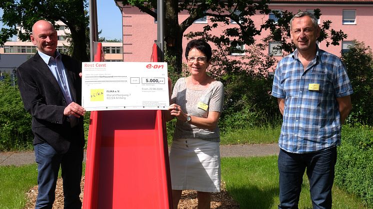 Spendenübergabe am Klinikum Amberg: Die FLIKA e.V. Vorsitzende Margit Meier (m.) und Kassier Oskar Schmidt (r.) mit Bayernwerksmitarbeiter Lothar Haberzeth (l.)