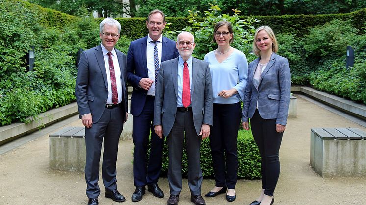 Prof. Dr. Peter Wollny, Burkhard Jung, Ton Koopman, Dr. Skadi Jennicke, Franziska Grimm (v.l.) im Garten des Bosehauses