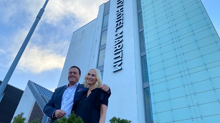 BYTTER NAVN OG KJEDE: Adm.dir. Reidar Westre og Elisabeth Saupstad, Driftsdirektør i Quality Hotel Norge, foran kjedens nyeste tilskudd, Quality Hotel Maritim i Haugesund.