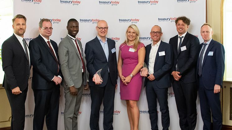 Andre van der Toorn, Head of Treasury bei Adecco (4.v.l.) und Jörg Wiemer, CEO der TIS, (3.v.r.) auf der Preisverleihung im Kreise von Mitgliedern ihrer Teams. Foto: Treasury Today