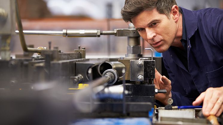 Whether aerospace, medicine or automotive engineering - in some industries it is essential that components are manufactured with the utmost precision. Precision mechanics makes this possible. (© Monkey Business Images/Shutterstock.com).