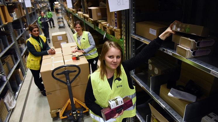 Bring-KAM Martina Winsell, Kondomeriets logistikksjef Sanna Mingotti og Nighat Ali ved reolene til Kondomeriet.