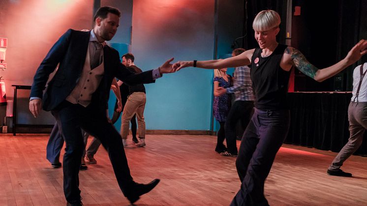 Mattias Bruzelius och Anna Lund swingar loss i en Lindy Hop på Cats' Corners Wednesday Night Hop på Moriska Paviljongen i Malmö