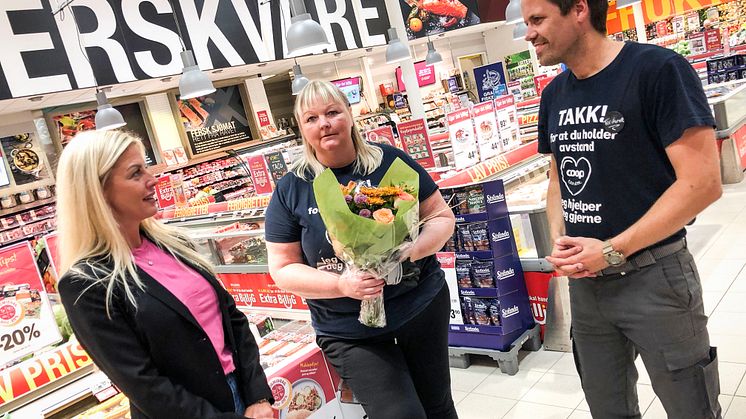 3.plass. Årets Matglede bedrift, Extra Namsos. Fra v_Veronica Ramberg i TINE, Anette ­Henriksen og butikksjef Tor Arne Bjørgum.jpg