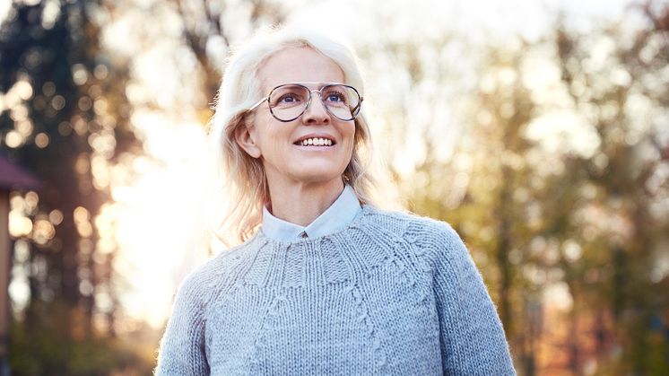 Ålderssynthet beror på att elasticiteten i ögats lins försämras. De första tecknen kan komma runt 40-års ålder.