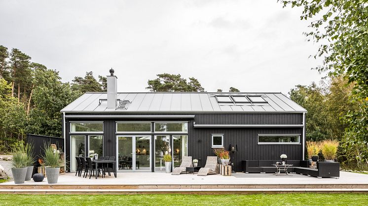 Unika prefabricerade hus kan bli billigare och tillverkas mer flexibelt med nya automationslösningar. Bilden visar en villa från A-hus/Derome som tillsammans med flera andra aktörer medverkar i projektet Tillverka i trä. Foto: Derome