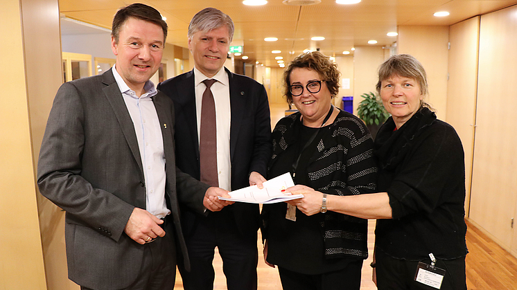 Bilde fra dagens overlevering. F.v. Lars Petter Bartnes (leder, Norges Bondelag), Ola Elvestuen (klima- og miljøminister), Olaug Bollestad (landbruks- og matminister) og Kjersti Hoff (leder, Norsk Bonde- og Småbrukarlag)