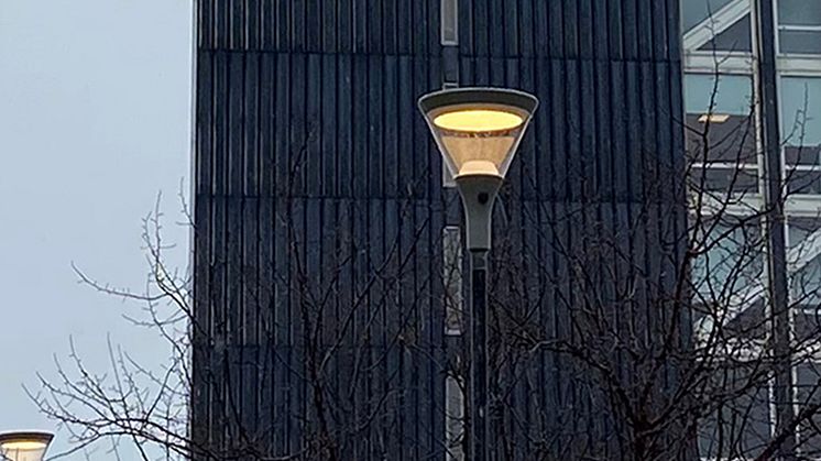 SKY Parklykta nedanför ett av Europas högsta hus