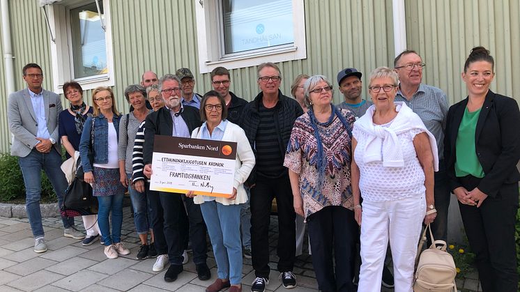Alla glada mottagare efter utdelning vid Sparbanken Nords kontor i Piteå