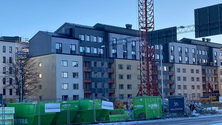 I samband med renoveringen byggs korridorer om till lägenheter och husen får två nya våningar i massivträ. Bild: Rikshem