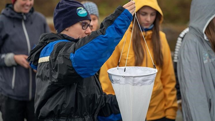 Claudia Halsband Akvaplan-niva med skoleelever