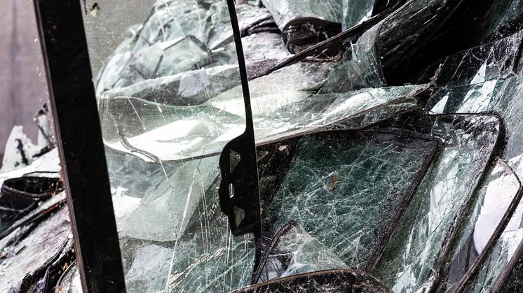 Beskadigede ruder afleveres til Reiling Glas Recycling