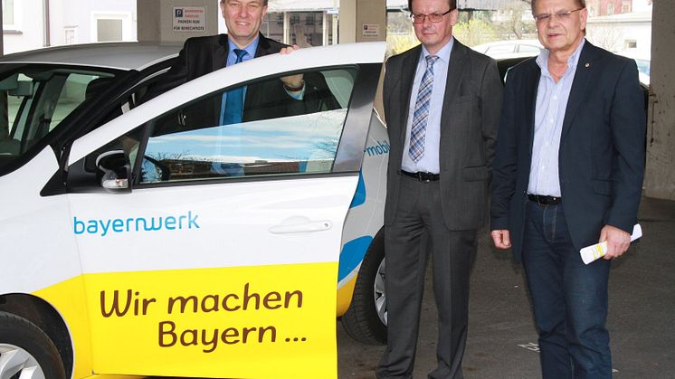 Der Kronacher Landrat Klaus Löffler (l.) hat im Beisein von Kronachs Bürgermeister Wolfgang Beiergrößlein (r.) die E-Auto-Schlüssel von Bayernwerk-Kommunalbetreuer Edgar Müller (M.) erhalten.