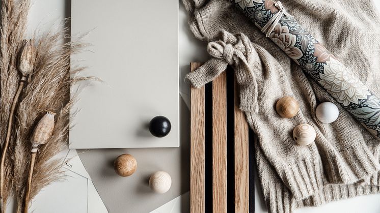 Svensktillverkade knoppen Ball från It´s Design finns i lackerad ek, vitbetsad ek, svartbetsad ek och obehandlad furu