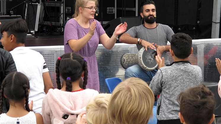 Malin Hilding och Omar Mofleh med publik under Trumattack!