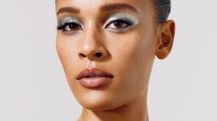 Möt våren med en skimrande ögonmakeup från BeautyAct