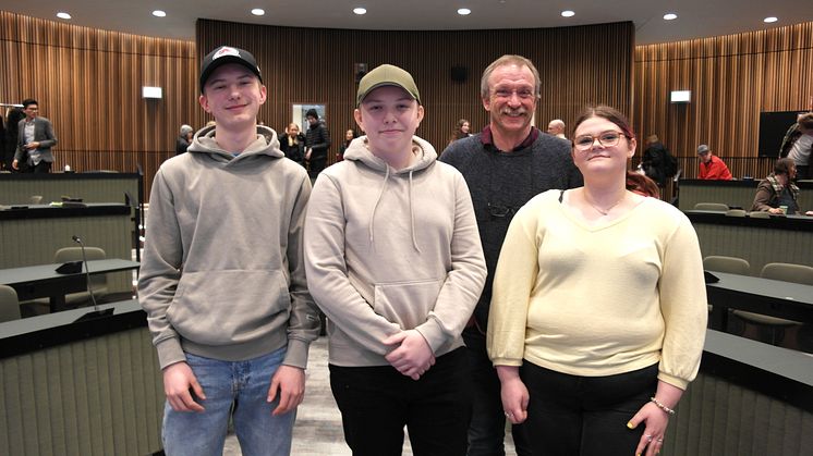 Klass 8B Nipanskolan i Sollefteå är vinnare i Teknikåttans regionfinal i Umeå 2022. Från vänster: Wilhelm, Lukas och Emma. Bakom eleverna står klassläraren Tommy.