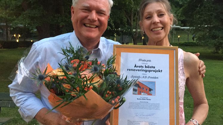 Glada och stolta vinnarna Anders Söderman, vd och distriktschef Marie Werner från Bostads AB Poseidon