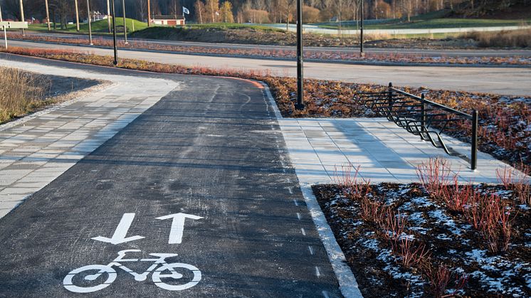 Cykelbana med huvudcykelstråkstandard samt parkeringsplatser för cykel.