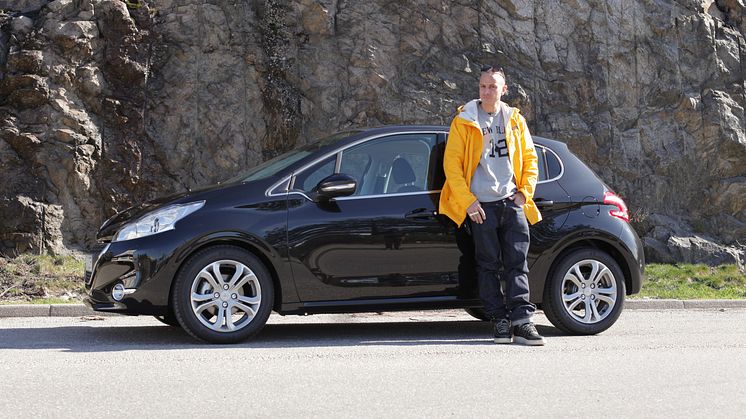 Artisten Petter kör Sveriges första Peugeot 208!