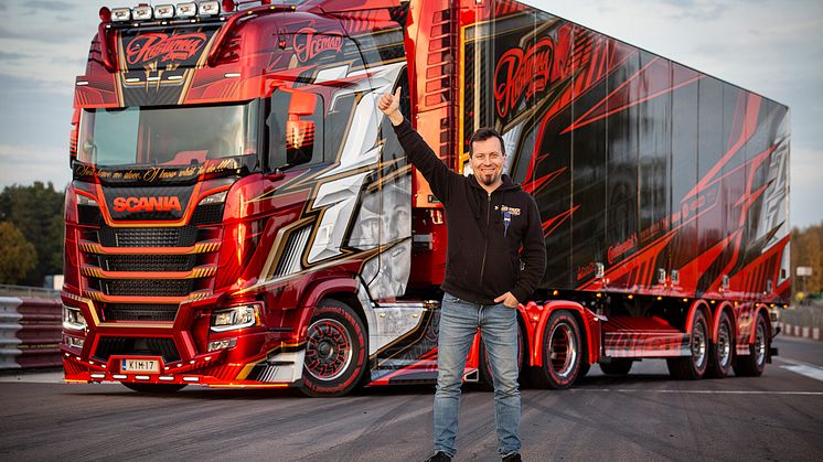 Finländaren Juha Ristimaa är regerande mästare i Nordic Trophy med detta iögonfallande ekipage kallat ”Iceman”. Dragbilen är en Scania 650S