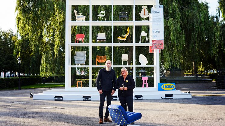 Johan Ejdemo, designchef IKEA, Emily Birkin, landschef IKEA Sverige med IKEAs gåva till Kungen framför KALLAX XXL i Kungsträdgården. Fotograf_ Gustaf Waesterberg