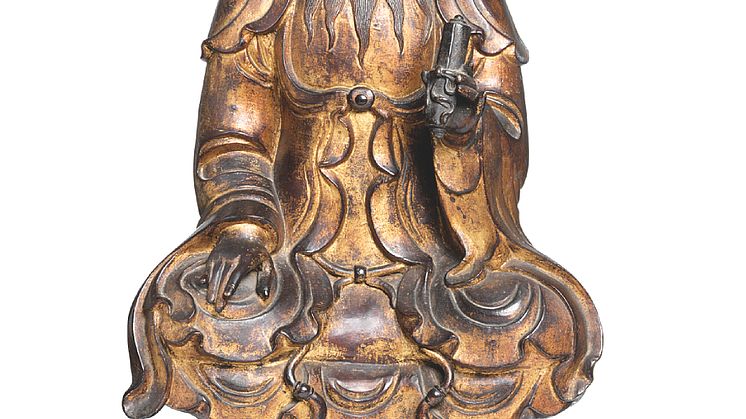 A large Chinese gilded and patinated bronze figure of an Immortal, Lao-zi, Ming 1368-1644. H. 64 cm. Estimate: DKK 400,00-500,000 / € 53,500-67,000.