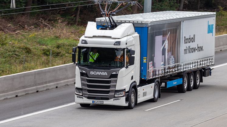 Scania Oberleitungs-Lkw des Baustofflieferanten Knauf.