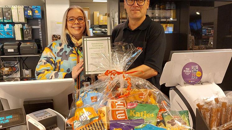 Henriette Suna, pakkeshop konsulent hos Bring og Jesper Degnbol, stationsforpagter ﻿OK Plus Dronningborg.