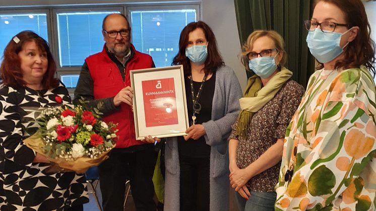 Kunniamaininnan luovuttivat Järvenpään Sydänyhdistyksen pj Riitta Selenius ja Etelä-Suomen Sydänpiirin pj Eero Salo toimintakeskuksen Anne Honkaselle, Nina Sandqvistille ja Anu Keräselle