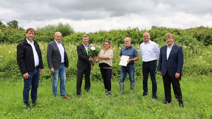 Im Beisein von Landrat Dr. Hermann Ulm (v.li.) und Eggolsheims Bürgermeister Claus Schwarzmann übergab Bernd Göttlicher vom Bayerwerk (3.v.li.) die Fläche an Kerstin Herdegen und Gerhard Raab vom LBV.