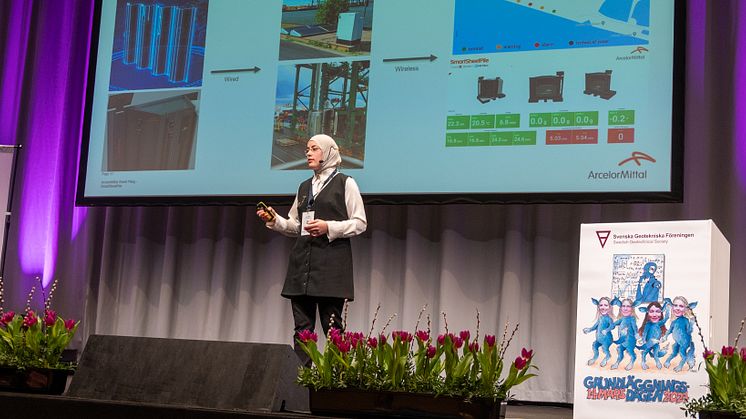 På Grundläggningsdagen berättade Abir Gallala från Arcelor Mittal om systemet SmartSheetPile. Med sensorer på sponten kan skador på en spontvägg upptäckas i realtid samtidigt som systemet kan förutse och förebygga skador. Bild: Lars-Olof Tandberg