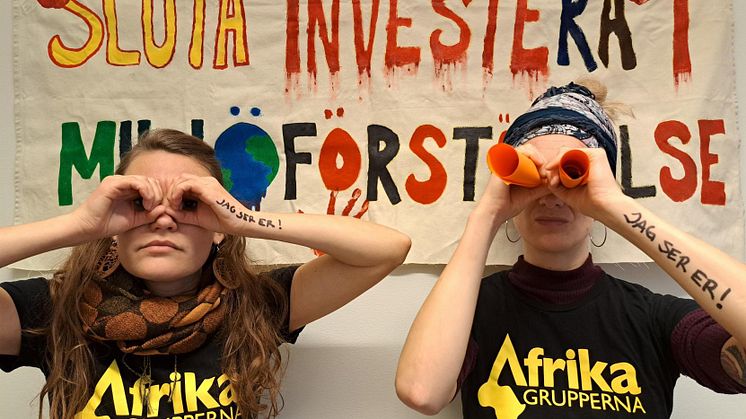 Klimataktivister delar ut tårtor med blodigt innehåll vid AP-fondskontor i Stockholm och Göteborg 
