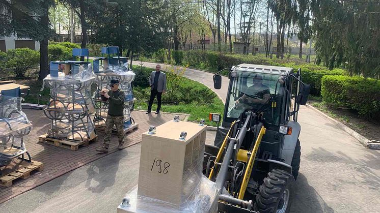 ACE Logistics_Dachser Finland_Unloading aid cargo_Bucha_Ukraine (2)