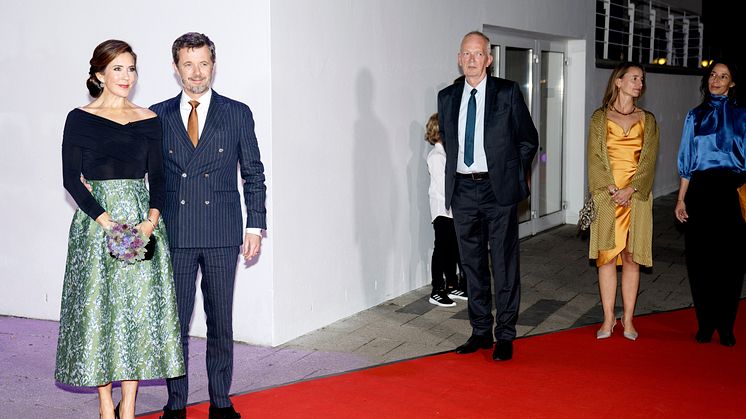 D.K.H. Kronprins Frederik og Kronprinsesse Mary ankommer til Kronprinsparrets Priser 2021 i Vejle Musikteater