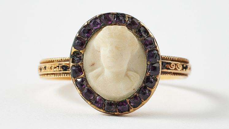 Ring with fine-grained marble and amethysts, circa 1774