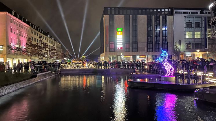 Beim Kieler Lichtermeer 2022 wird das zentrale Aktionsareal der Bootshafen sein, wo sich die Besucher*innen u.a. auf "Flames of Water" freuen können