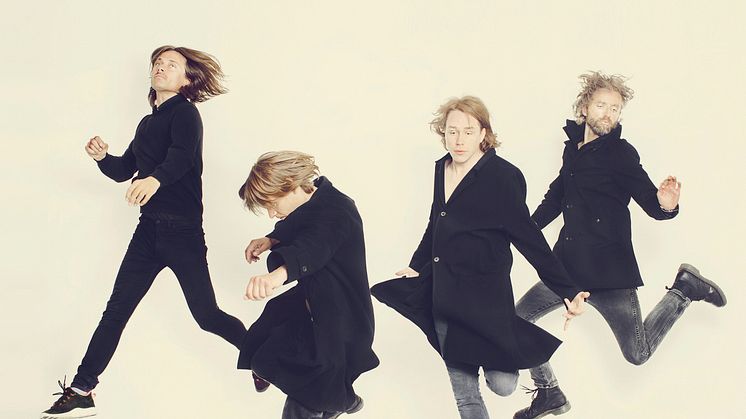 Mew till Sverige med nytt material