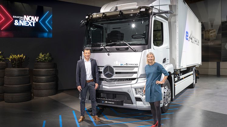 Andreas von Wallfeld marknads och försäljningschef, och Karin Rådström som är chef för hela Mercedes-Benz lastbilsverksamhet.
