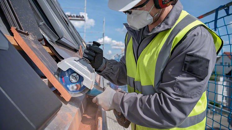 o390287v16 GWS_18V-180_PC_application_cutting_roof_tiles_107